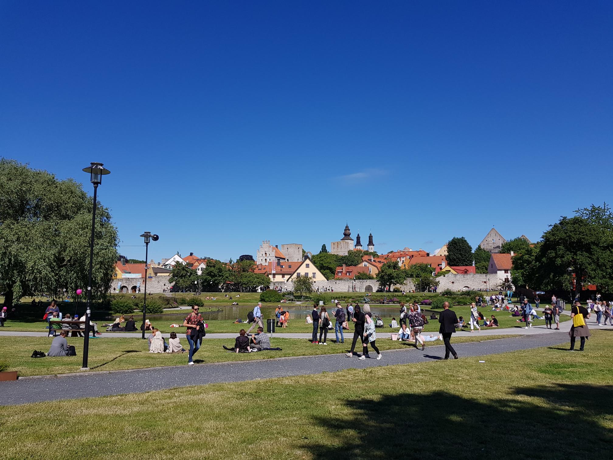 Bild på Almedalen. HBV - seminarium i Almedalen 28 juni, 15.00. Hur kan allmännyttans avtal vara en drivkraft för hållbar samhällsutveckling?